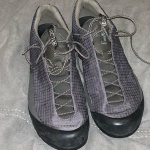 Arc'teryx Konseal FL hiking approach show mens 9.5